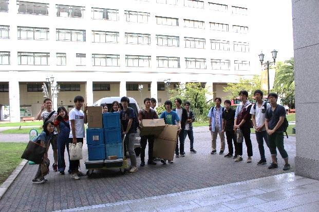 資材一式を会場へ搬入するメンバー