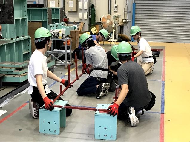 それぞれ担当の持ち場を手分けして行う