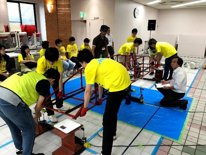 載荷競技前の重量測定，細部まで審査対象となります