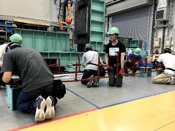 この段階でようやく橋の下半分が接合完了