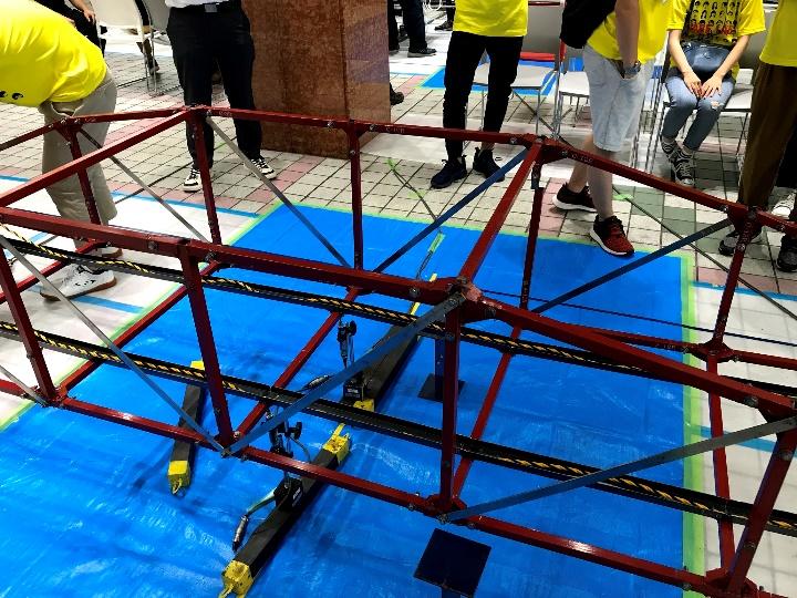 台車は橋を通過したものの，橋の主要部位がまさかの破損，惜しくも失格！