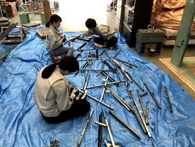 続いて塗装するための部品の番号付けを進めるメンバー