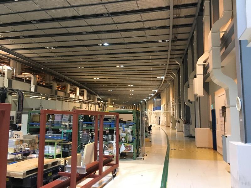 Spring-8のビームライン内の様子。この時期はビームタイム期間外のため、加速器は稼働していない。打ち合わせは別部屋にて行った。