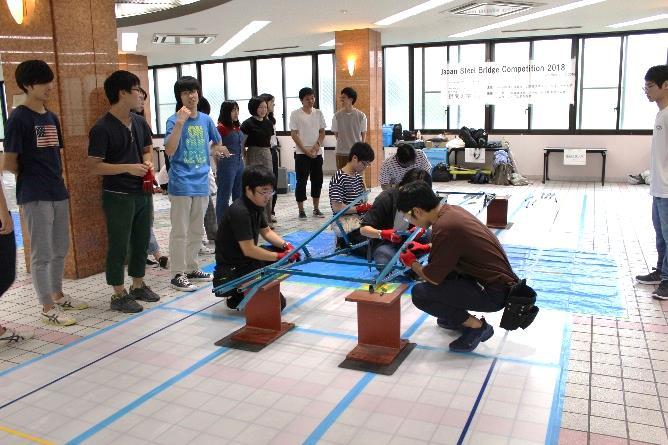 決戦の舞台で最後の架設練習を行うメンバー
