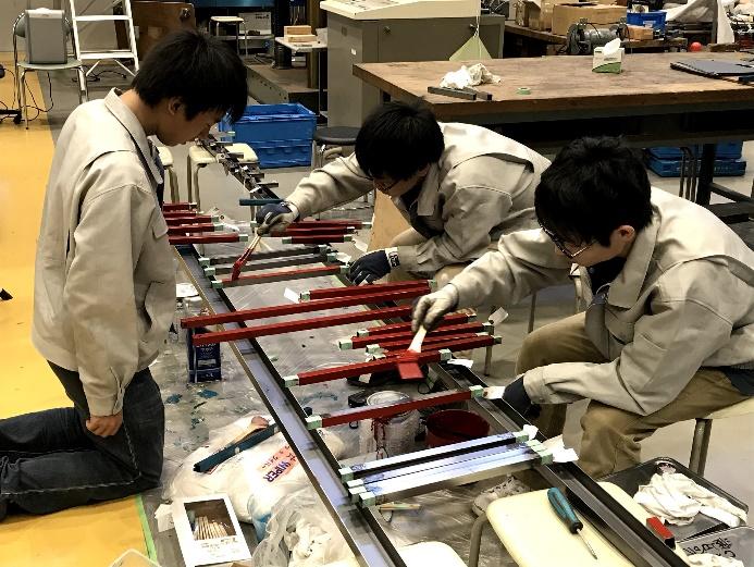 部品一つひとつ，丁寧に塗装するメンバー