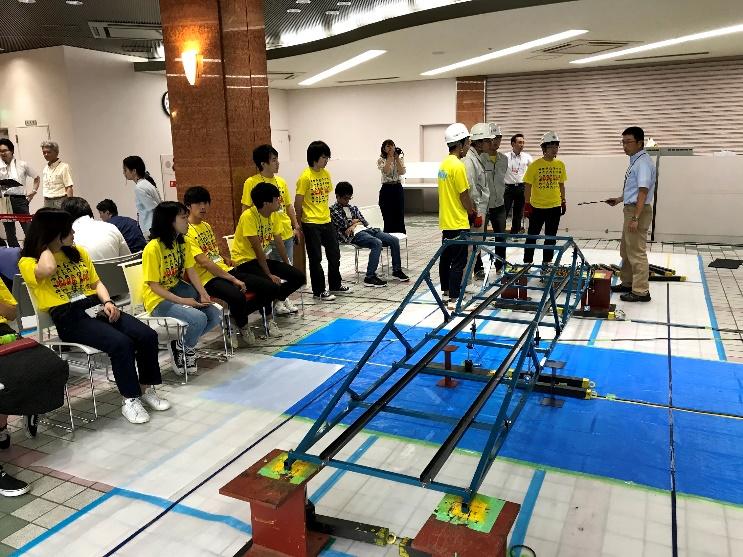 載荷競技主審とルール確認をする様子（Bチーム）
