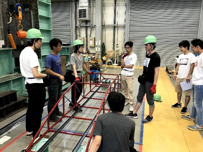 完成後に反省会を行うメンバー