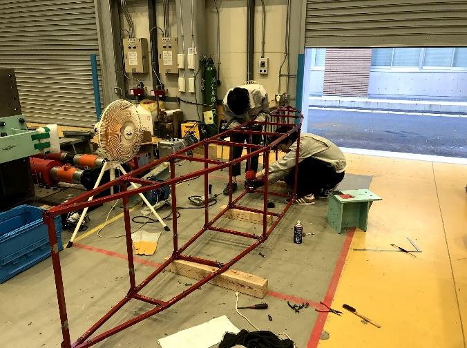 部品どうしの不具合を手直しするメンバー