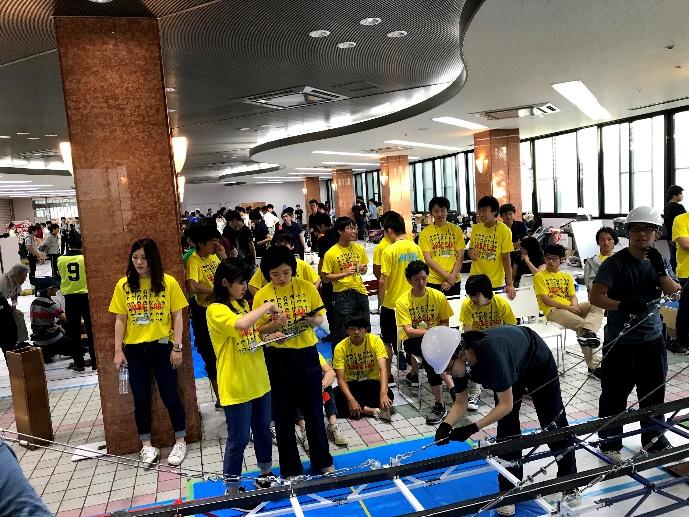 熱気溢れる競技会場，名城チームの黄色いユニフォームがひと際目立ちます