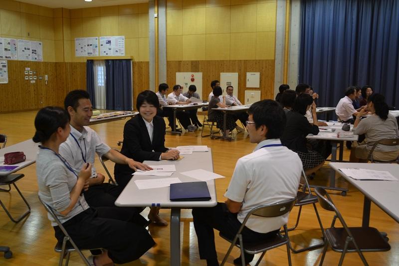 校内研修会の様子；教師自身が、かかわり活動～「桜咲タイム」～の演習を行うことで、実際に生徒に行うときの配慮点等に気づくことができる。