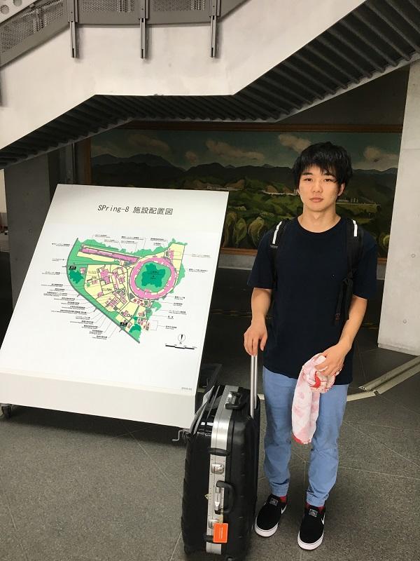 本部管理棟のエントランスにて撮影。ここからビームライン担当者と合流し、打ち合わせを行った。