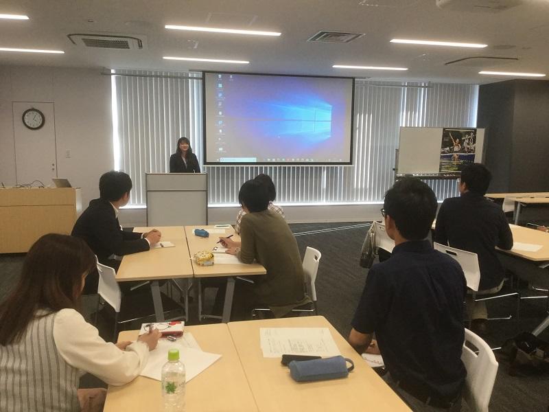 OB教員の講話；ゼミ1期生である多和田葵さん（経済学部卒、現名古屋市立若宮商業高等学校教諭）から、採用試験に向けての具体的な勉強法、現場における教科指導、生徒指導の実際について60分の講話をしてもらった。