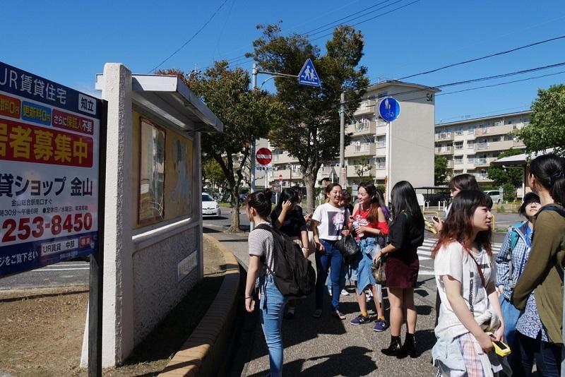 知立団地のなかを歩く学生1