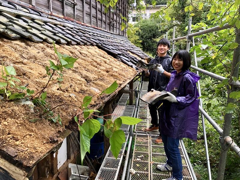 瓦を外してみると、土の下地が出てくる。