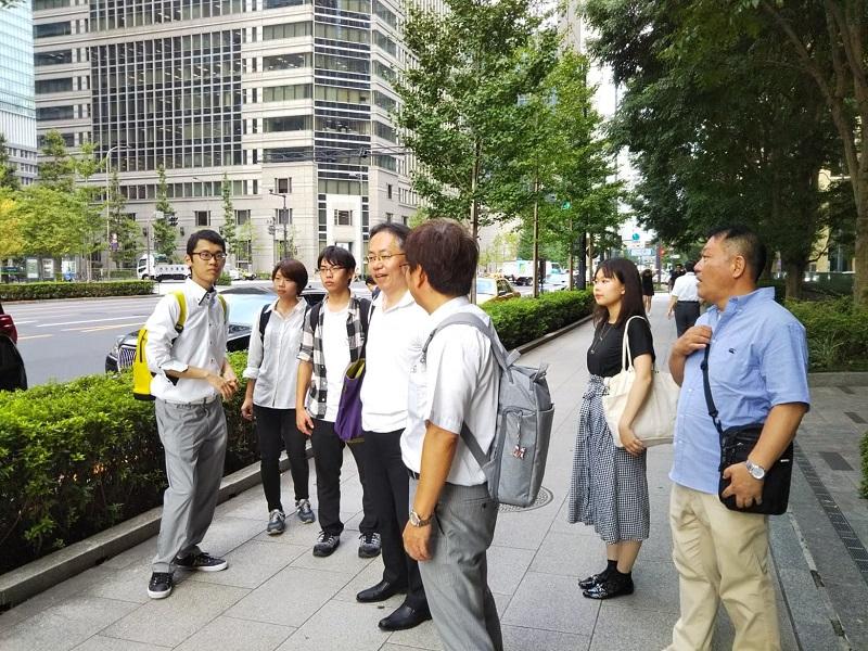 店舗やお酒のみならず立地の背景・意味についてもしっかり解説をいただく