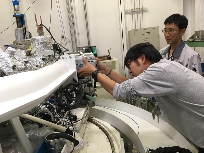 X線検出器を取り付けているところ