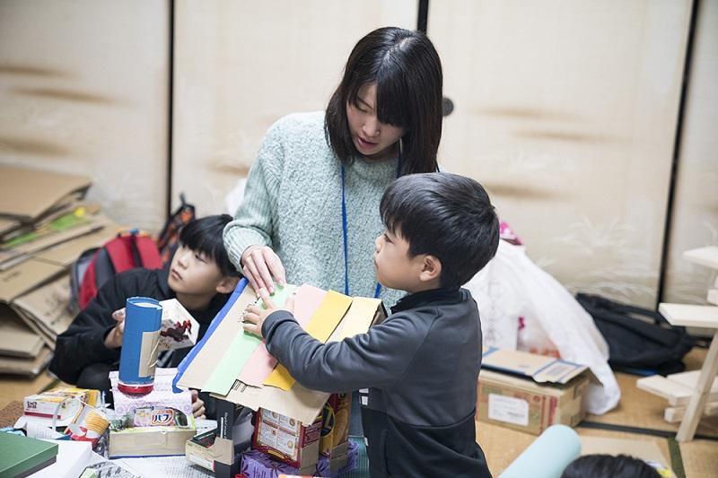 学生たちが小学生たちを指導