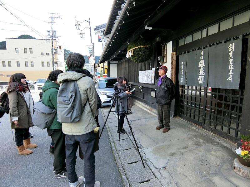 学生たちによる地域住民へのインタビューをビデオで記録