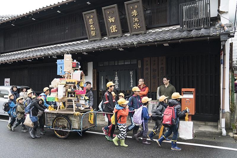 完成した作品をリヤカーにのせて町を練り歩くことで、地域住民に対しても活動を見える化。