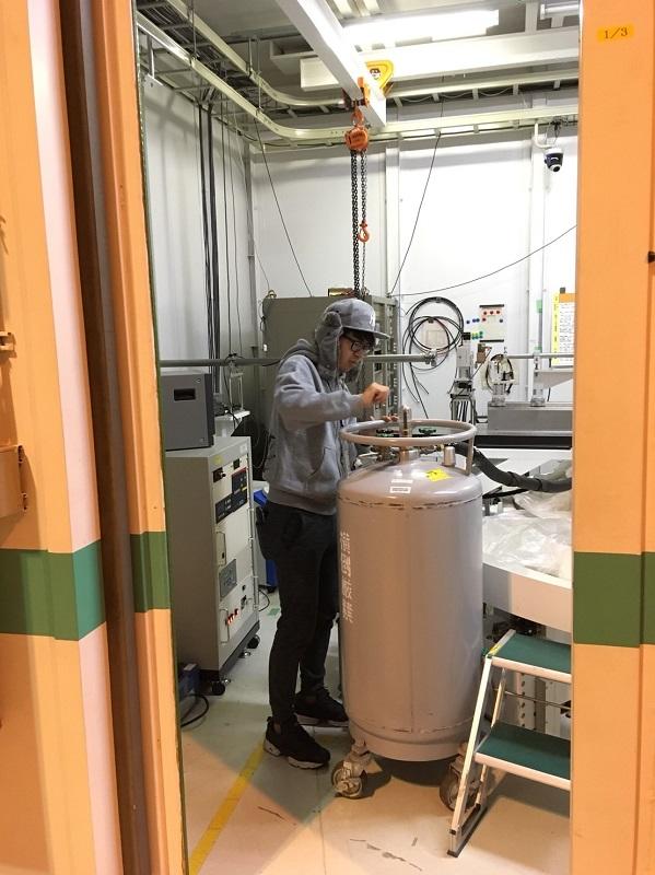 測定前に液体窒素ボンベの流量調整しているところ