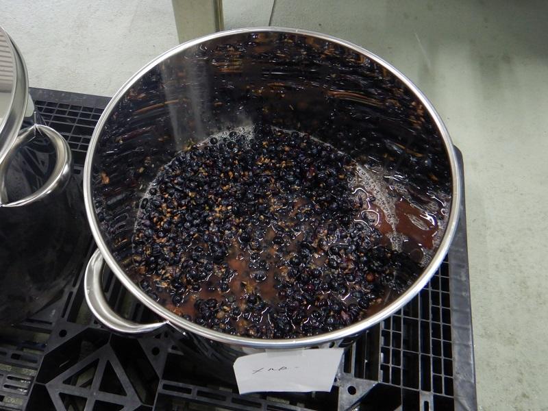 タンクに入ったブドウ果汁（発酵前）