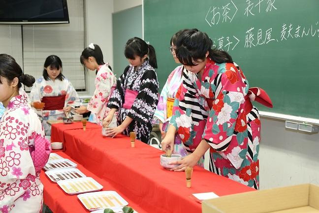 浴衣姿でお茶を点てる茶華道部員