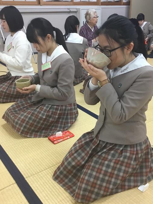 お茶の作法を学ぶイヤプさん