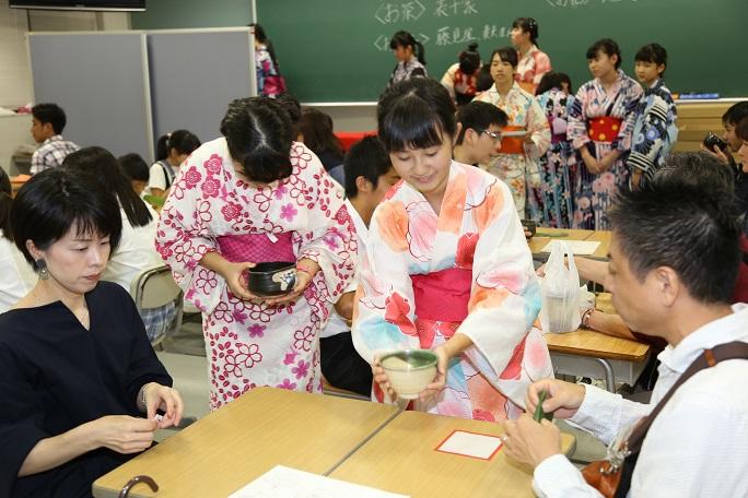 来場者におもてなしをする茶華道部員