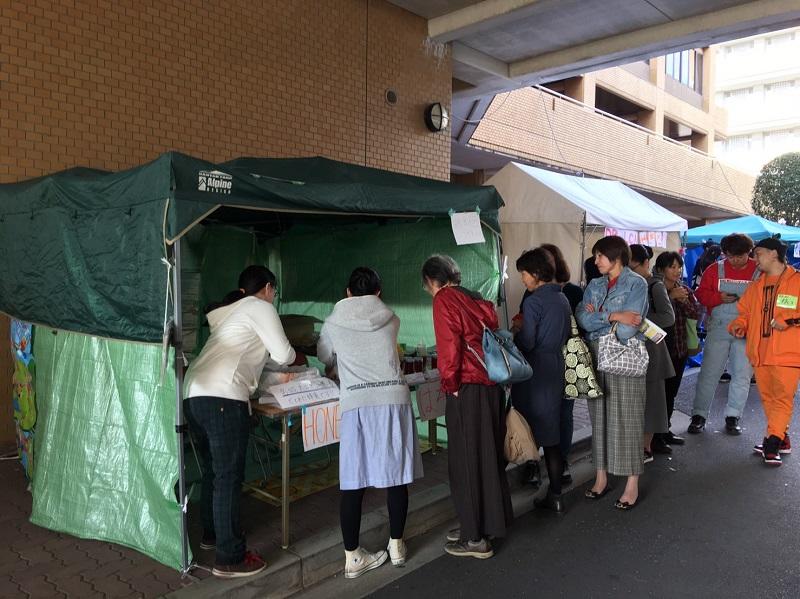 大学祭で蜂蜜の販売を行っている様子