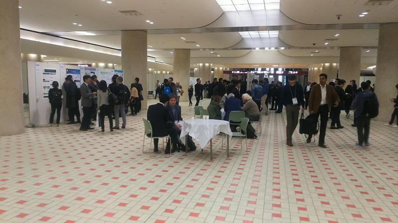 ポスターセッションにて多くの研究者が議論を行っている様子。