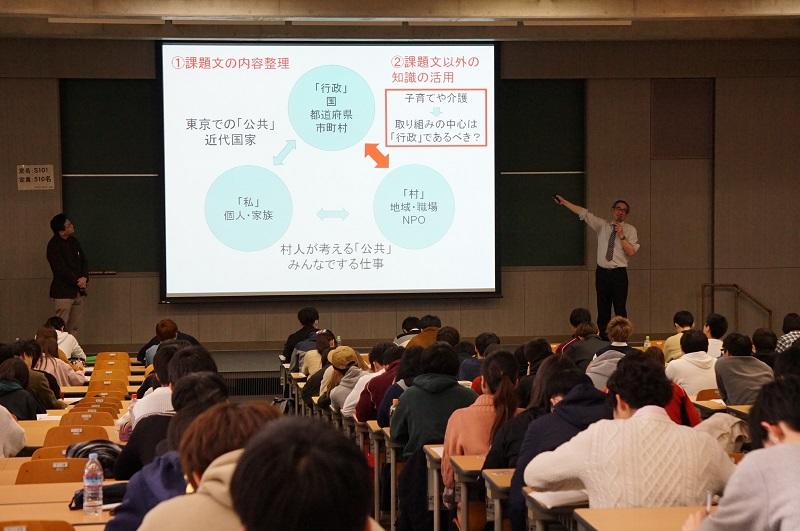 松本教授（左）と仁井田准教授（右）の検討に耳を傾ける学生たち