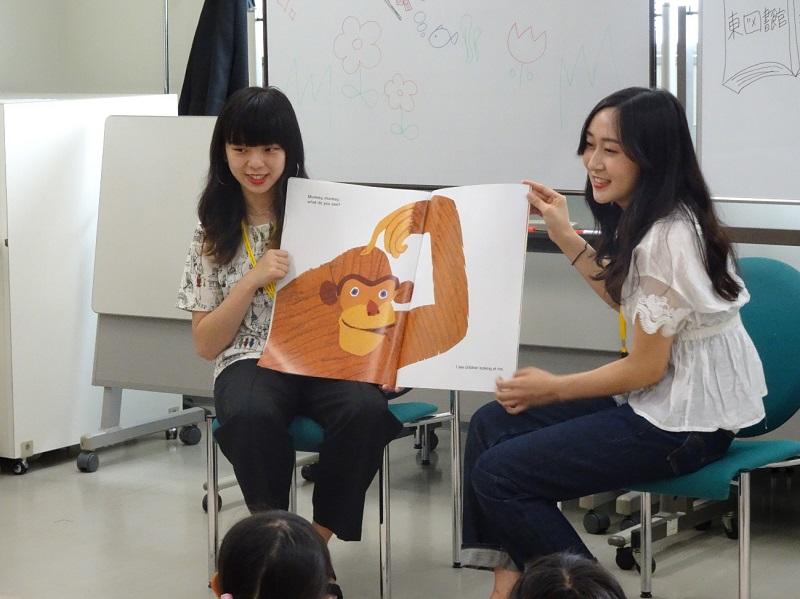 １回目の英語絵本「Brown Bear」の読み聞かせの様子。