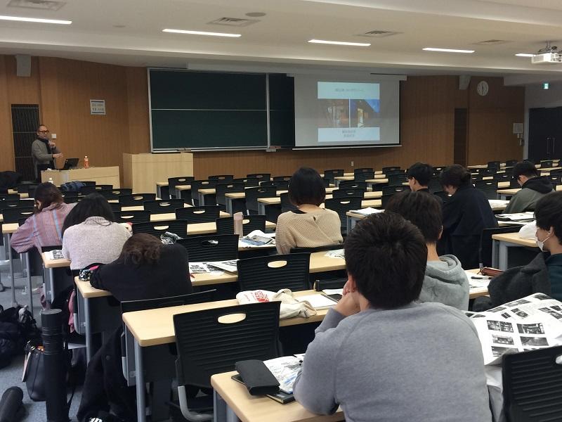 実践的な取り組みに聞き入る履修生