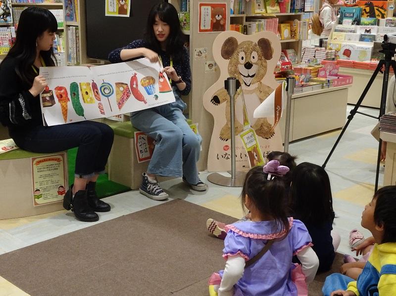 英語絵本「The Very Hungry Caterpillar」を読んでいる様子。