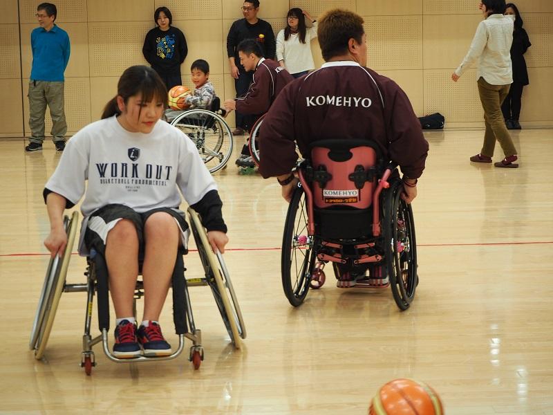 バスケットボール部員は、車椅子上からボールを拾う難しさに困惑しています。