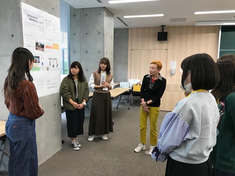 文化のみちの知名度向上案を説明する学生