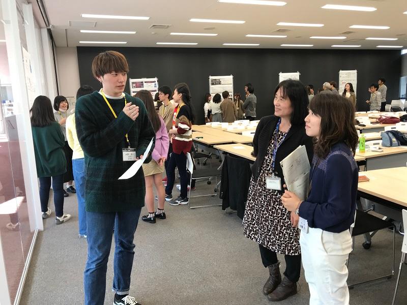 行政担当者と地域ガイドを前に熱弁をふるう学生
