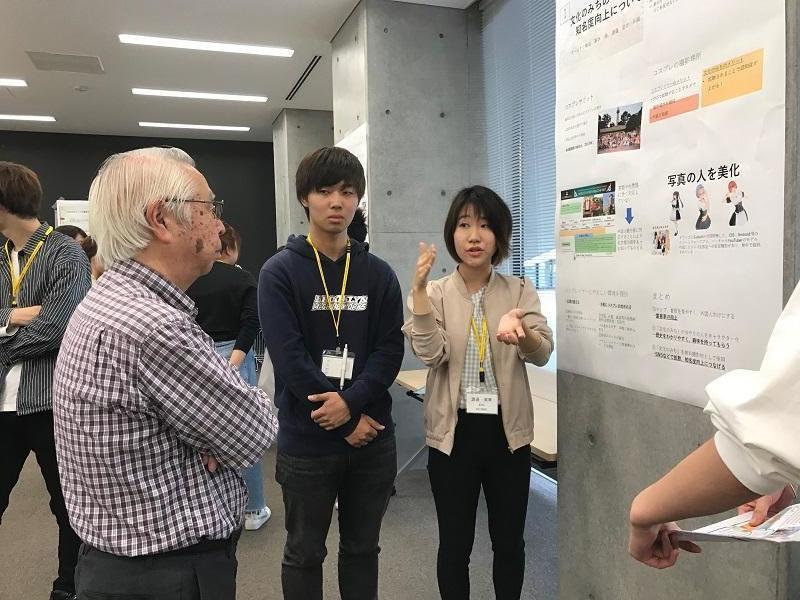 歴史的人物とコスプレとの融合を熱心に語る学生