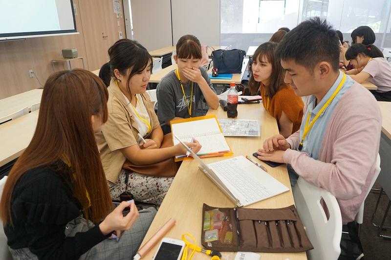 調査結果を分析し合う学生たち　1
