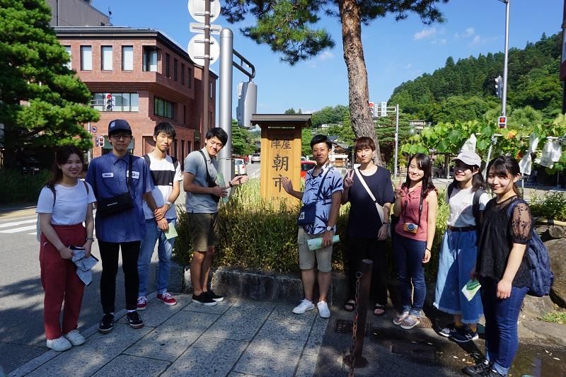 調査場所の高山陣屋での集合写真