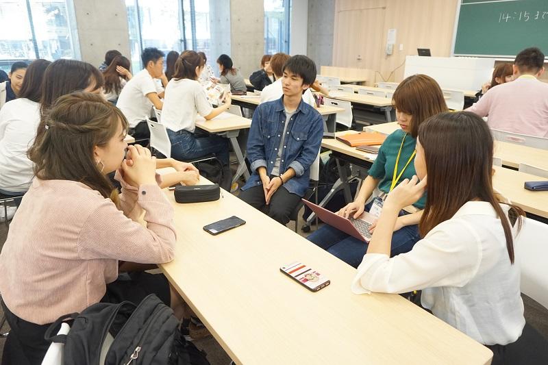 一次提案に向けて構想を練る学生たち　2