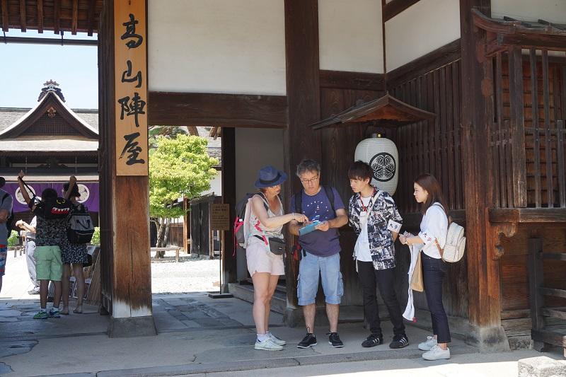 高山陣屋で調査を実施している様子　2