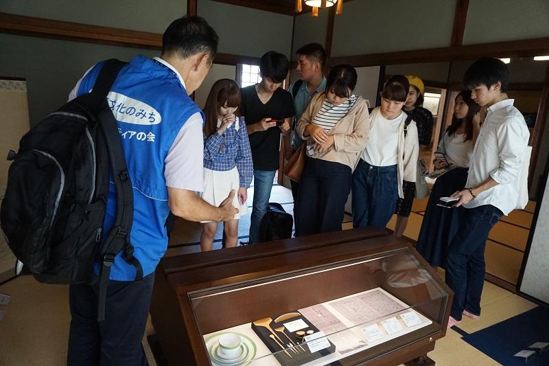 展示物から当時の暮らしぶりを理解する学生たち