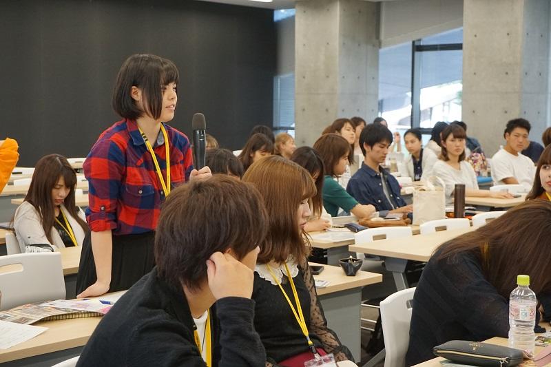 チームの提案を報告する学生　3