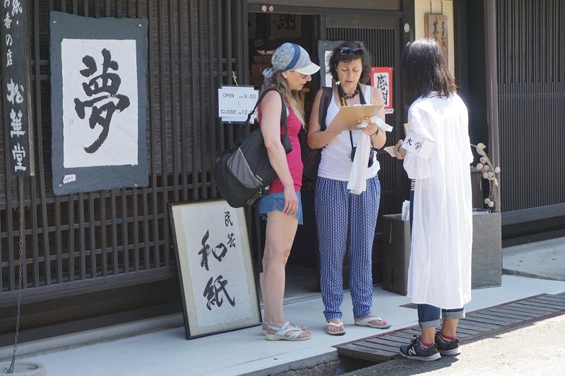 日下部民藝館前で調査をしている様子　3