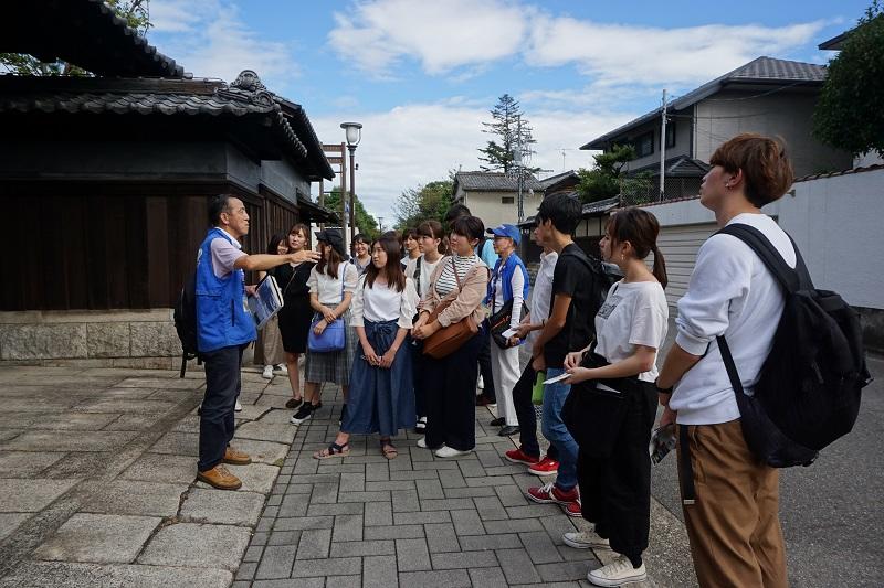 町並み保存地区維持の難しさについて説明を受けている様子