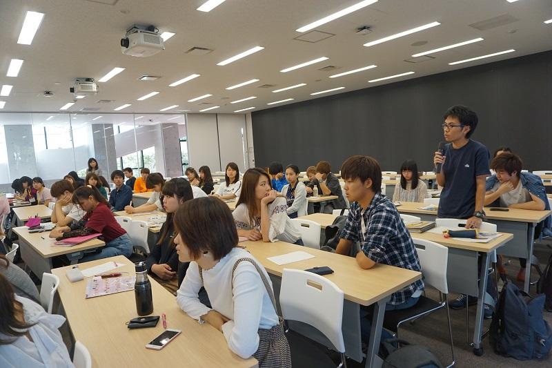 話し合いの内容を報告する学生　4