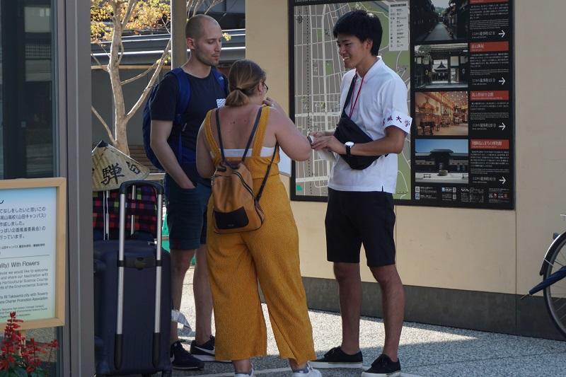 高山駅で調査をしている様子　4