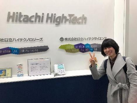 日立ハイテクノロジーズ　大阪ソリューションラボの玄関で撮影した写真です。このラボには日立ハイテクノロジーズが扱っている様々な評価装置が置かれており、デモをすることが出来ます。