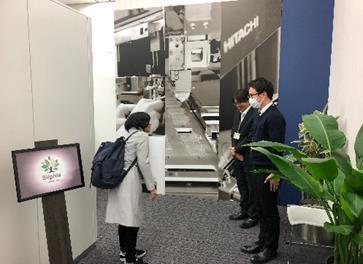 実際に装置の説明及びデモを担当して下さった社員の方との写真です。装置について、詳しくそして分かりやすく説明していただきました。非常に参考になる話が多く、普段の評価で活かせるものばかりでした。